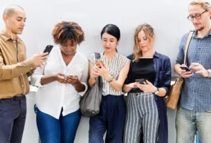 conectados por las redes desonectados con la realidad